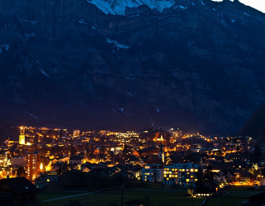 Symbolbild: Glarus in der Nacht (zvg)