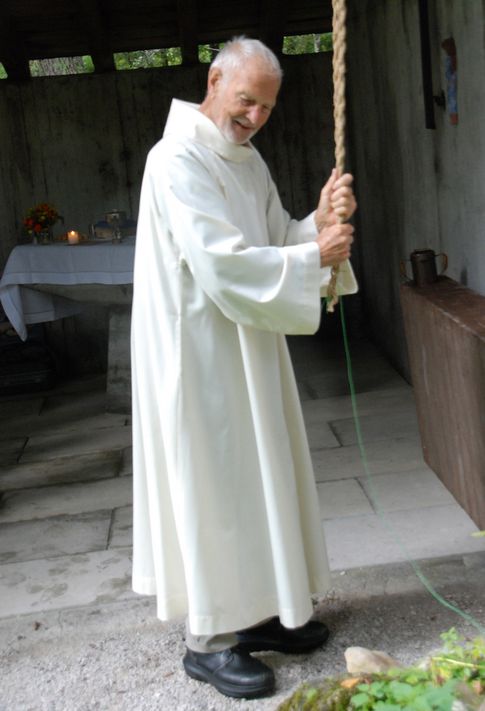 Bruder Benedikt Borer vom Franziskaner Kloster Mariaburg in Näfes läutet zur heiligen Messe.