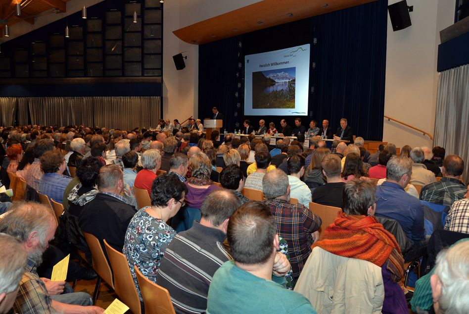 Die Gesamtrevision der Nutzungsplanung brachte viele Stimmbürger an die ausserordentliche Gemeindeversammlung von Glarus Süd. Nach weniger als einer Stunde wurde er zurückgewiesen. (Bild: jhuber)