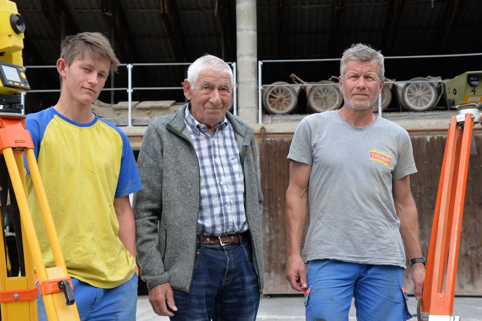 Drei Genreationen Zanoni bei der Bauunternehmung Trümpi. Grossvater Bruno (Mitte), Vater Marco (rechts) und Sohn Sandro (links). (Bilder: ehuber)