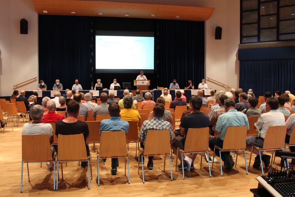 109 Stimmberechtigte fanden trotz eines herrlich-warmen Sommerabends den Weg an die Gemeindeversammlung in Schwanden.