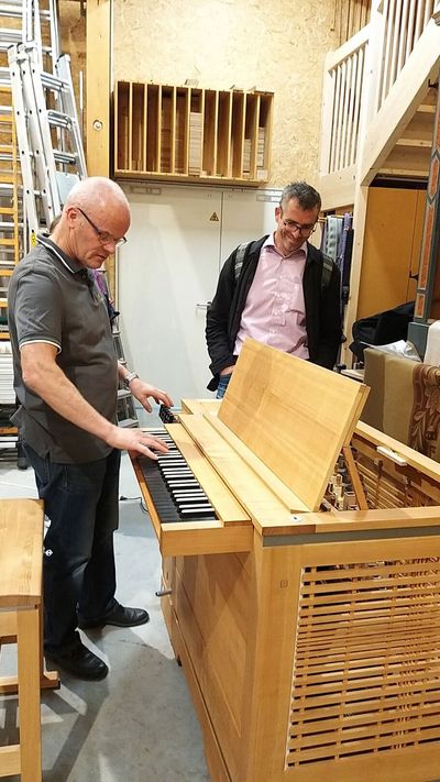Hubert Stucki erklärt die kleine Orgel für grosse Auftritte: (Bilder: zvg)