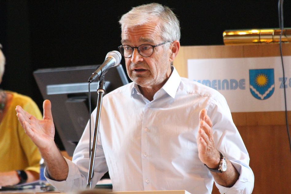 VR-Präsident Dr. Rolf Hanimann, erklärt, wie gross das Finanzloch der Alters- und Pflegeheime Glarus Süd 2021 wegen der geringeren Belegung und höherem Aufwand wegen Corona geworden ist.