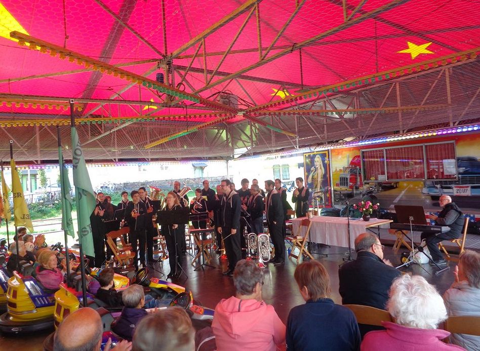 Der Gottesdienst mit der Glaronia Brass Band auf der Tütschibahn in Luchsingen war sehr gut besucht.( Bild zvg)