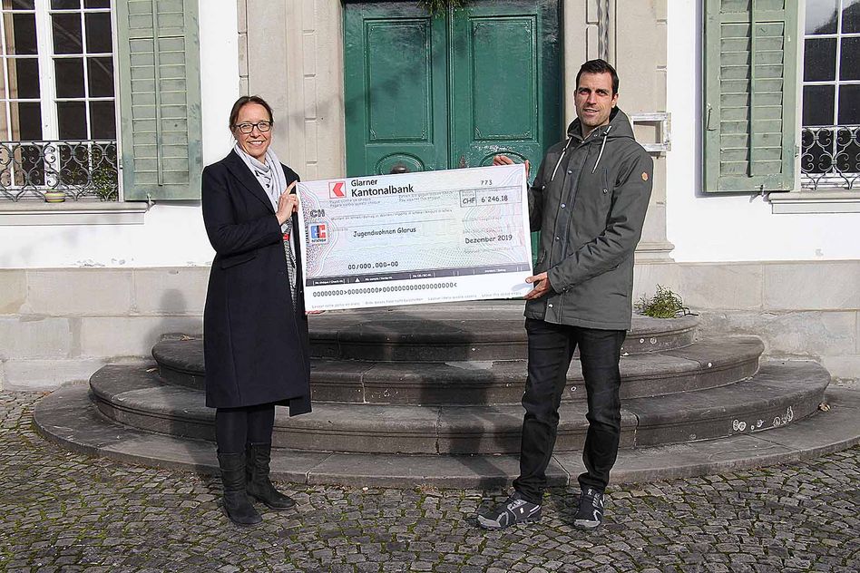 Freudige Checkübergabe: Barbara Hefti überbringt Toni Rogenmoser rund 6200 Franken für das Projekt «Jugendwohnen Glarus». (Bild mb)