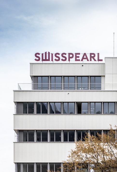 Aus allen Richtungen sichtbar – das neue Swisspearl Logo grüsst vom «Büroturm», dem höchsten Gebäude auf dem Werksgelände in Niederurnen. (zvg)