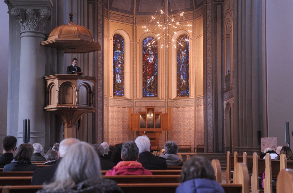 Pfarrer Immanuel Nufer predigt am morgendlichen Synode-Gottesdienst. (Bilder: johanna göring)