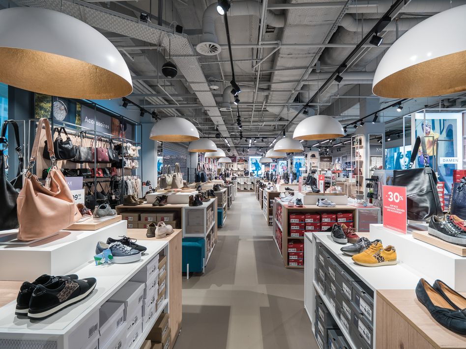Der neue Vögele Shoes Store in Netstal empfängt die Kunden, als einer der ersten Stores in der Schweiz, mit dem neuen Ladenkonzept. Im Bild: bereits eröffneter, vergleichbarer Store im Seedamm-Center Pfäffikon. (Bild: zvg)