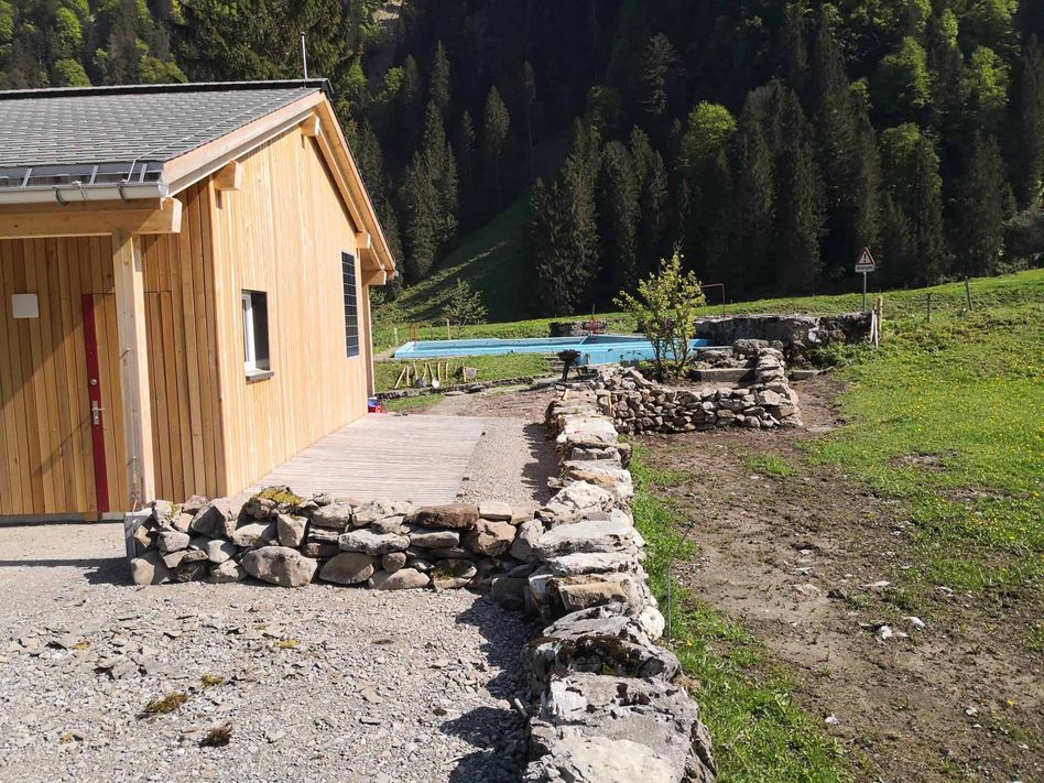 Aussenarbeiten beim neu erstellten Mehrzweckgebäude rund um das einzige Freibad von Glarus Nord. (Bild: sando micheroli)