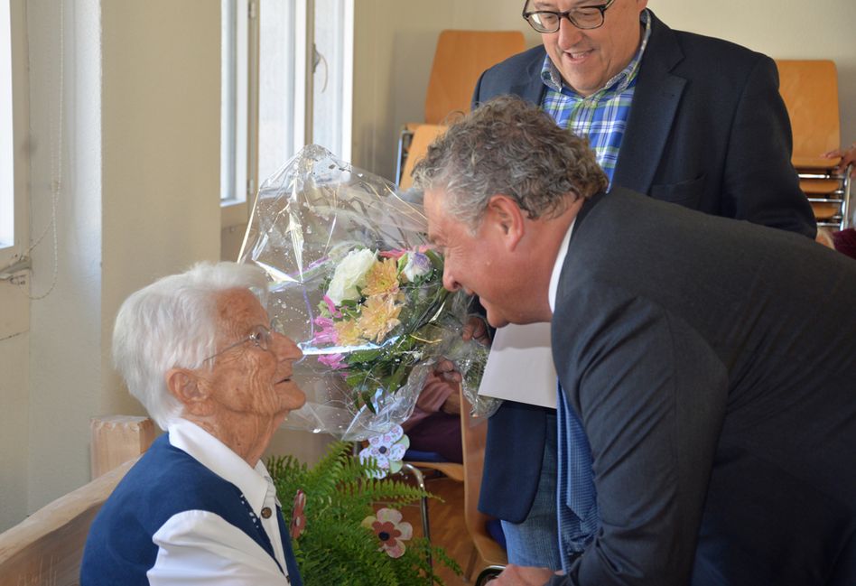 Landammann Andrea Bettiga gratuliert der Jubilarin Katharina Beer zu ihrem 100sten Geburtstag (Bilder: e.huber)