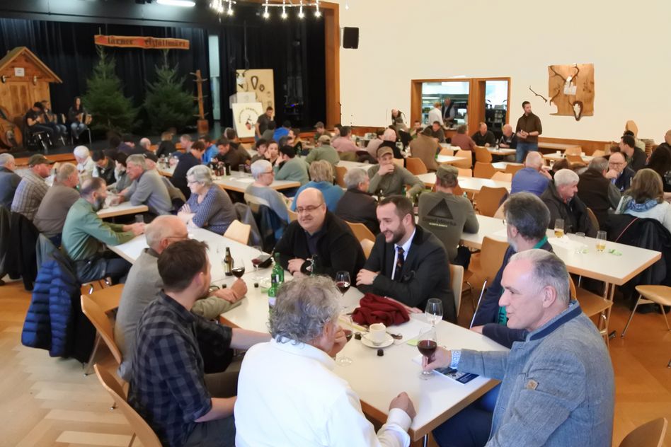 Rund 300 Personen besuchten den Pelzfellmarkt 2023 im Schützenhaussaal in Glarus