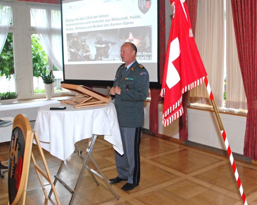 Divisionär Willy Brülisauer, Kommandant der Territorial-Division 4,