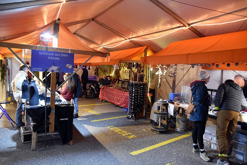 Der beliebte Adventsmarkt in Ennenda wächst und wächst