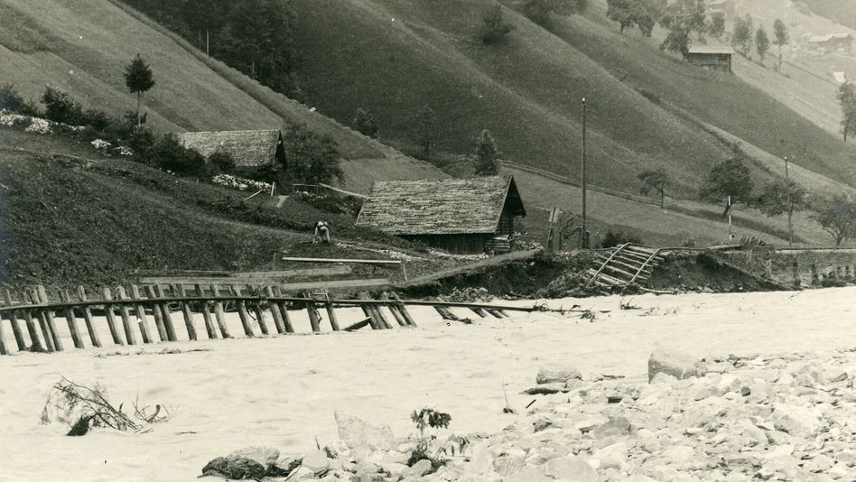Das Linth-Hochwasser unterspülte 1911 die Bahnlinie zwischen Diesbach und Hätzingen • (Foto: Landesarchiv)