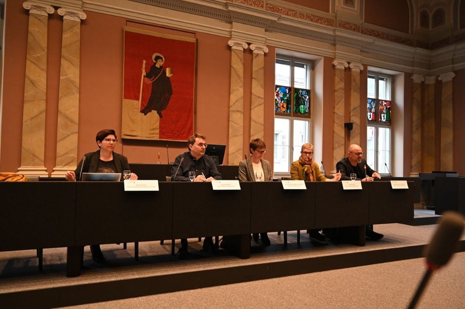 Der Sonderstab Asyl informiert: Andrea Glarner, Andreas Zehnder, Frau Landammann Marianne Lienhard, Christine Saredi und Roland Wermelinger (von links). (Foto: FJ)