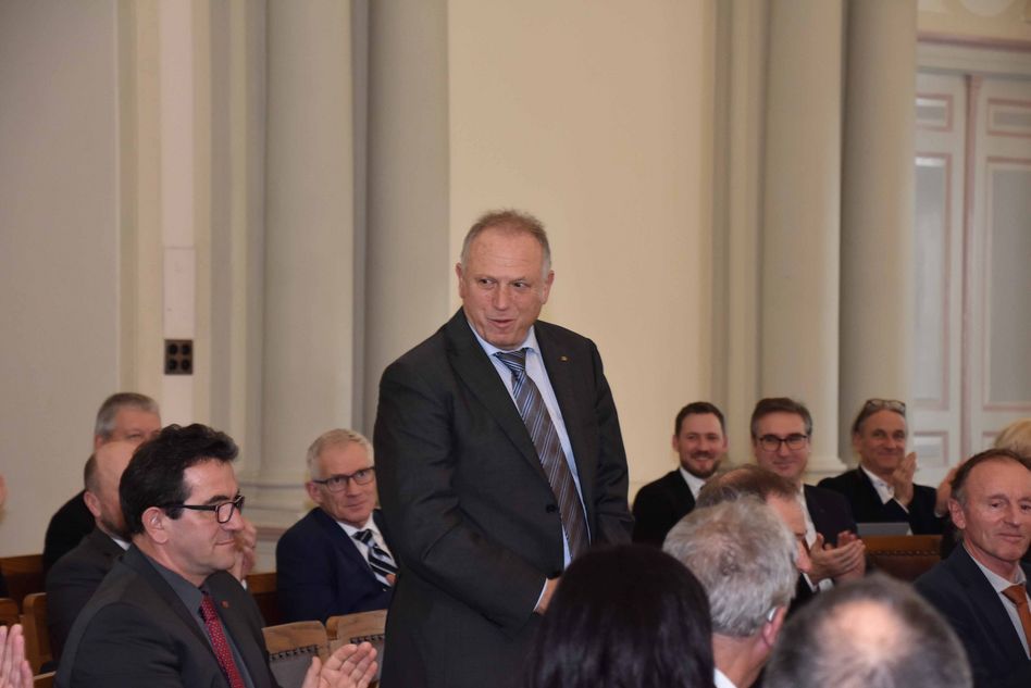 Mit grossem Applaus wurde heute Karl Mächler (BDP) als langjähriges und geschätztes Mitglied aus dem Landrat verabschiedet. (Bilder: e.huber)