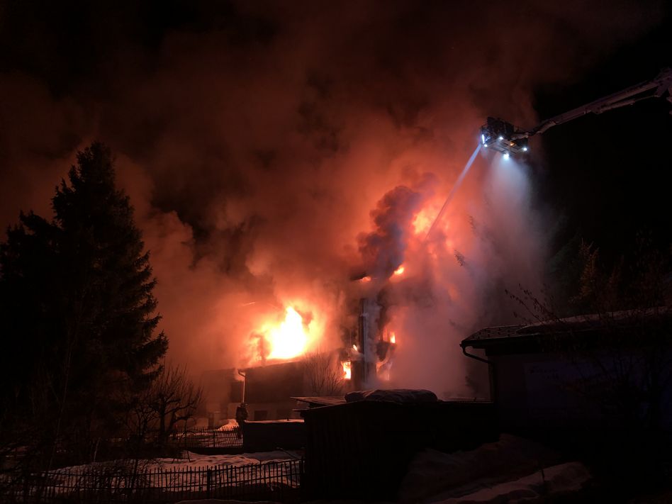 Bilder vom Brandfall in Nidfurn (kapo zvg)