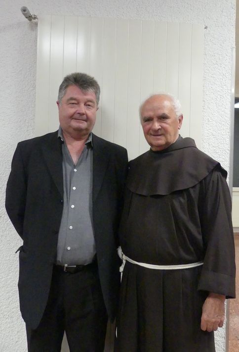 Pfarradministrator Pfr. Josef Karber mit Dekan Ljubo Leko, welcher momentan interimsweise die Pfarrei Oberurnen führt. (zvg)