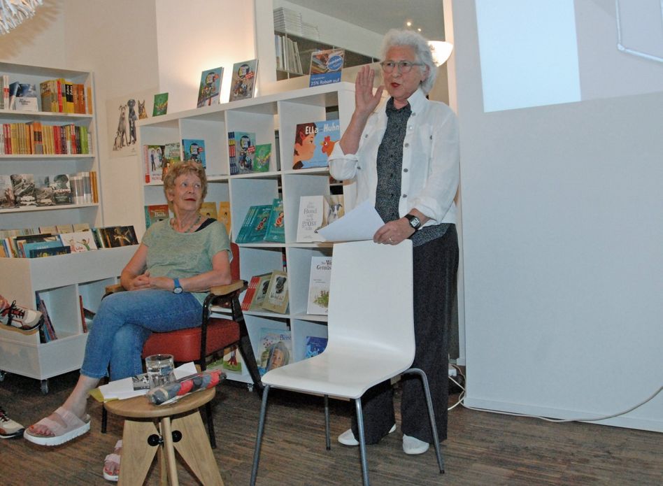 Die Künstlerin Susan Honegger (rechts) und ihre Texterin und Mitautorin Christine Gubler (Bilder: hasp)