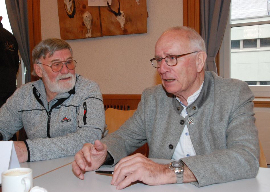 GLJV-Präsident Fritz Stüssi im Gespräch mit einem Jagdkollegen