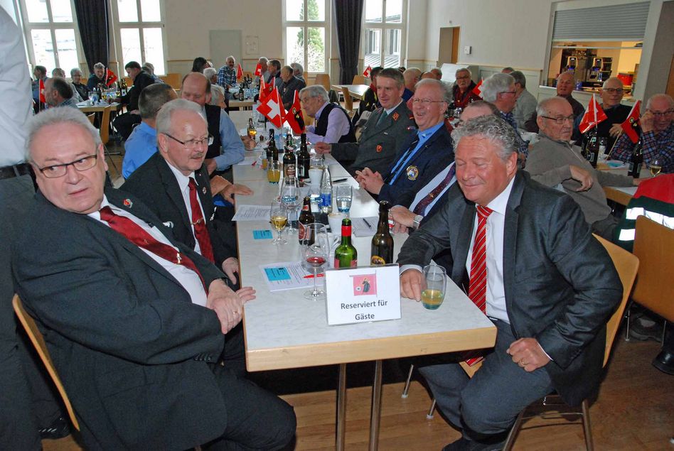 Tisch der Ehrengäste mit GKSV-Präsident Hans Heierle (vorne links) und Landamman Dr. Andrea Bettiga (vorne rechts)