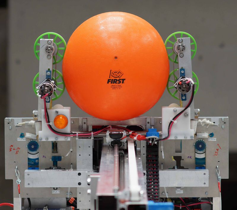 Junge Glarner Roboter-Pioniere live in der Markhalle