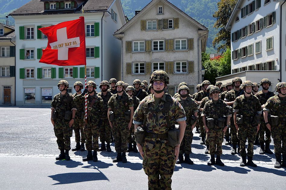 Während das Gebirgsinfanterie-Bataillon 85 seinen Diensten im Glarnerland absolviert...