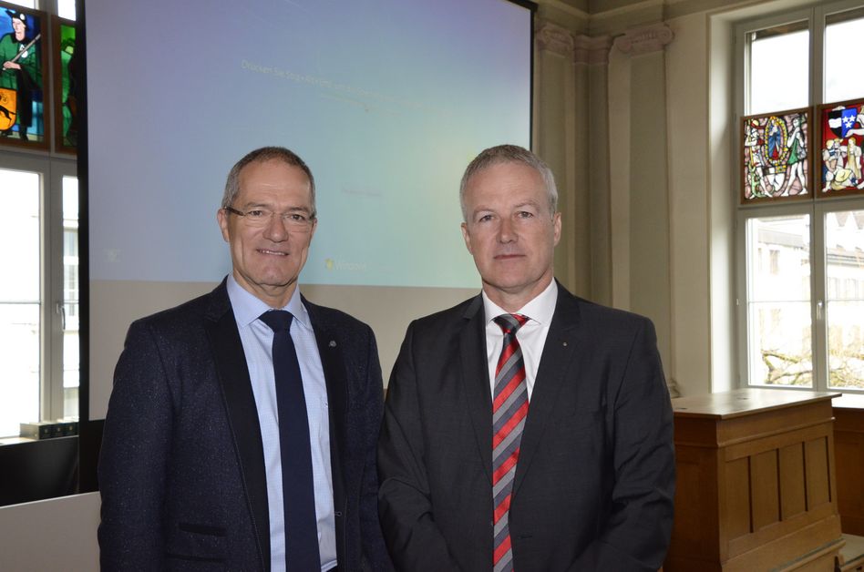 Das Präsidium der KLL wechselt von Rolf W. Mathis (links) zu Jörg Huwyler. (Bilder: e.huber) Rolf W. Mathis leitete ein letztes Mal die Generalversammlung der KLL. Der neue VR-Präsident