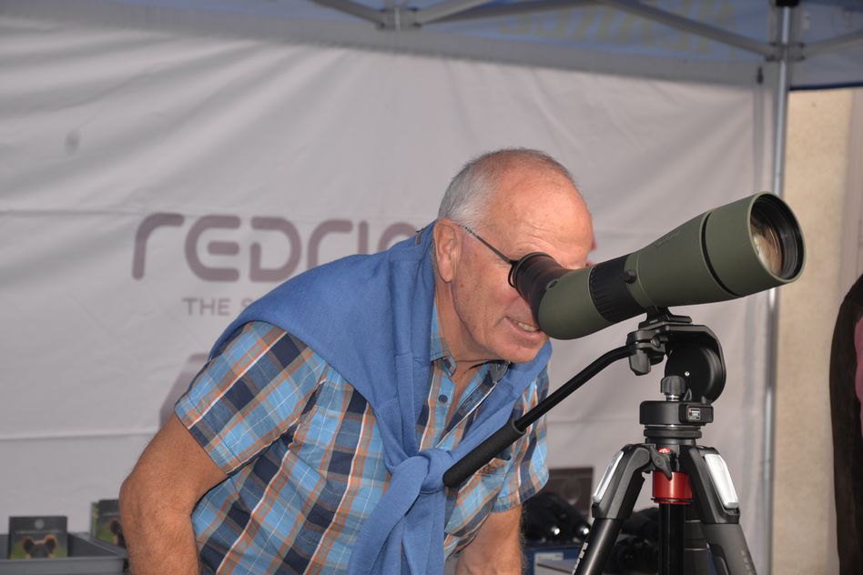 Auch Fritz DStüssi prüft eines der neuen Optikgeräte