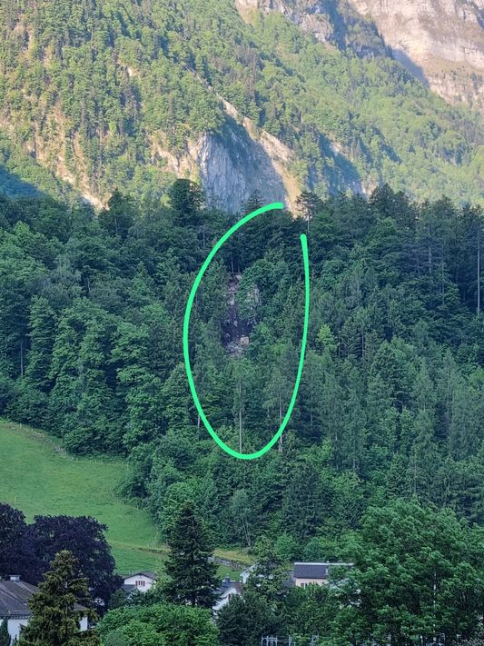 Aufnahmen vom Felssturz beim Bergli in Glarus (Bilder: Dominik Hauser)
