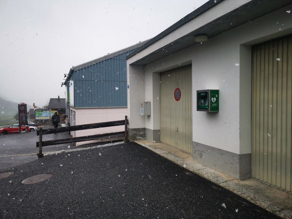 öffentlich zugänglicher Defibrillator der Luftseilbahn Talstation in Matt (Bilder: zvg)