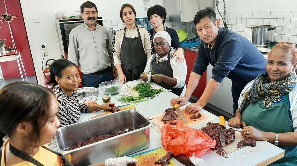 Das Beschäftigungsprogramm «Gasthaus»: Asylsuchende kochen in Näfels auch während der Sommerferien • (Foto: DVI.)