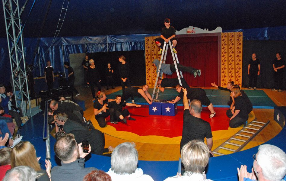 Grossartige Zirkus-Show mit kognitiv beeinträchtigten Menschen