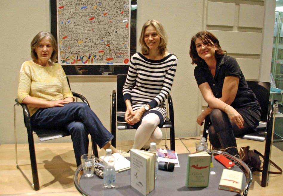 Drei aufgestellte Frauen, die auf ihren Auftritt warten, von links Autorin Verena Beerli-Kaufmann, Moderatorin Swantje Kammerecker und Autorin Karin Schneuwly (Bilder: hasp)