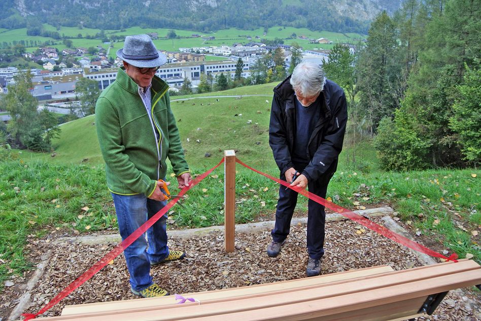 Die erste Flurnamen-Terrasse der Gemeinde Glarus wird mit dem Durchschneiden des Bandes durch Gemeinderat Hansjörg Schneider und Mitautor und alt Kantonsförster Fitz Mart ihrer Zweckbestimmung übergeben. (Bilder: hasp)