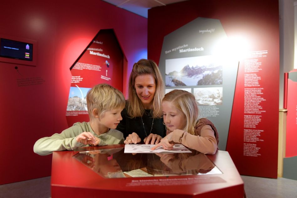Das Besucherzentrum Glarnerland mit seinen beiden Standorten in Elm (Bild) und Glarus vermittelt auf kurzweilige Weise Wissen zum UNESCO-Welterbe Tektonikarena Sardona. (Foto: VISIT Glarnerland / Maya Rhyner)
