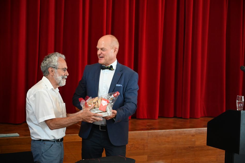 Dr. Fritz Rigendinger (rechts) dankt Sepp Schwitter für seine vorbildliche Arbeit als Kustos des Kirchenschatzes von Glarus. (Foto: FJ)