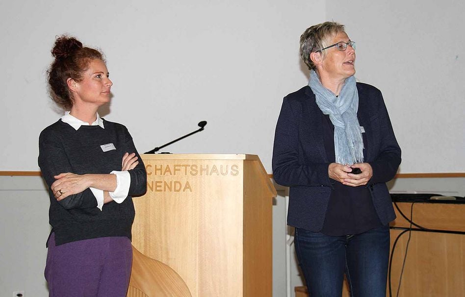 Anna Rosa Streiff Annen (rechts) und Sabine Steinmann präsentierten die neue Koordinationsstelle Gesundheit im Rathaus Glarus.