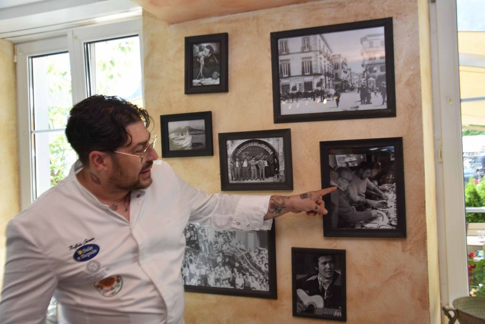 Raffaele Tromiro zeigt auf sein Lieblingsfoto mit dem Bild von seinem Vater
