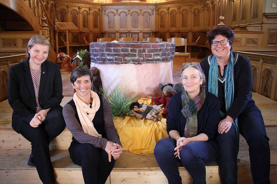 «Kirche unterwegs» in Mitlödi (von links): Pfarrerin Dagmar Doll, Ursi Zweifel, Elisabeth Fischli (Hagar) und Pfarrerin Christina Brüll (Sara). (Bilder mb)