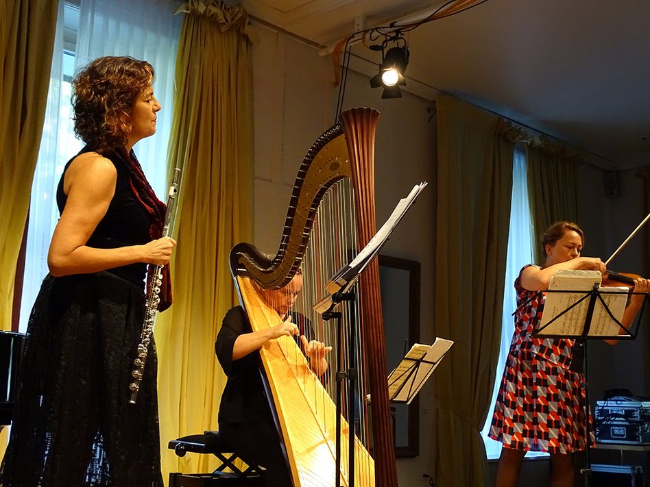 Dem Trio bleu gehören an: (von links): Pamela Stahel, Flöte; Julie Palloc, Harfe und Karen Forster, Viola. (Bilder: pmeier)
