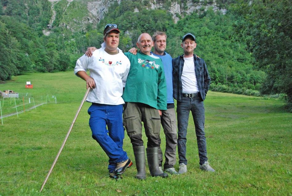 Milchziegenhalter Kurt Zwicky senior (zweiter von links) freut sich gemeinsam mit seinen Helfern Robin Angel (ganz links) und seinen Söhnen Kurt und Fabian auf die Alpfahrt 2020 (Bilder hasp)