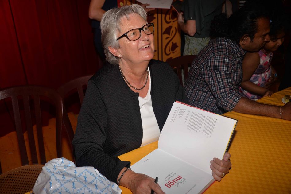 Die Autorin, Madeleine Kuhn-Baer beim Signieren des Buches