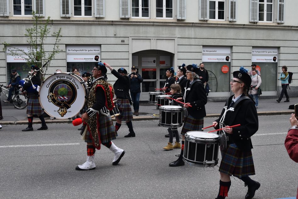 Schottische Folklore im Zentrum von Glarus