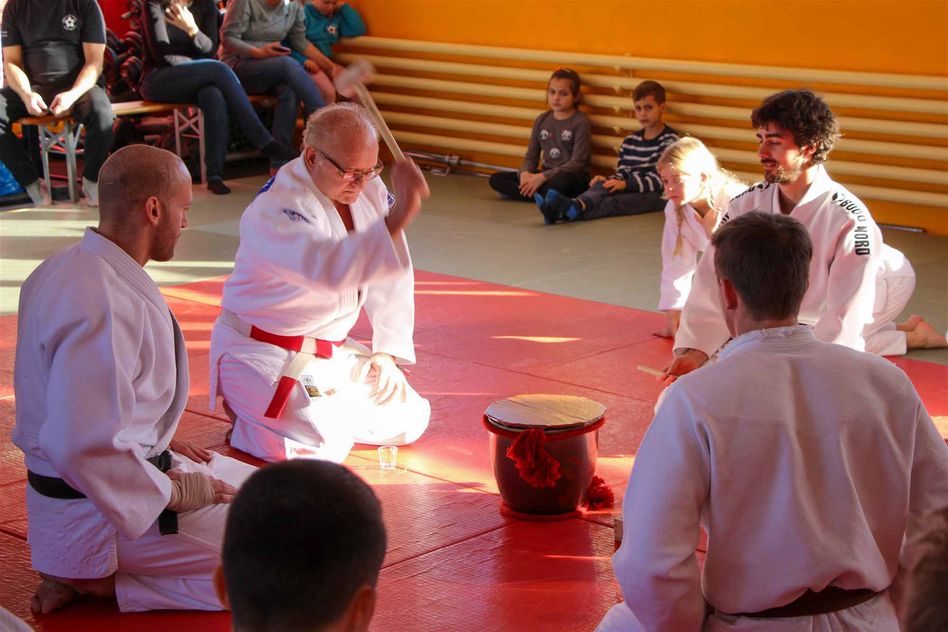 Yawaras Shogun Mimmo Nicoletti bricht den Deckel des Sake-Fasses, verteilt den Sake an seine Trainer und eröffnet so, das Judojahr 2020. (Bilder: zvg)