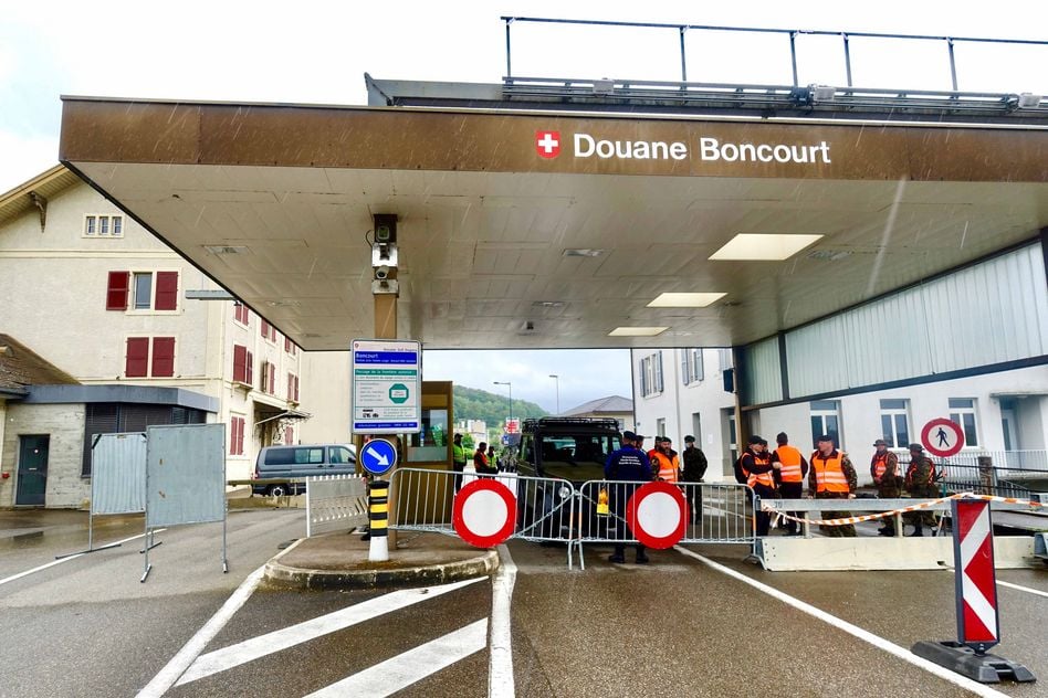 Nichts geht mehr: Geschlossene Grenze in Boncourt/JU.