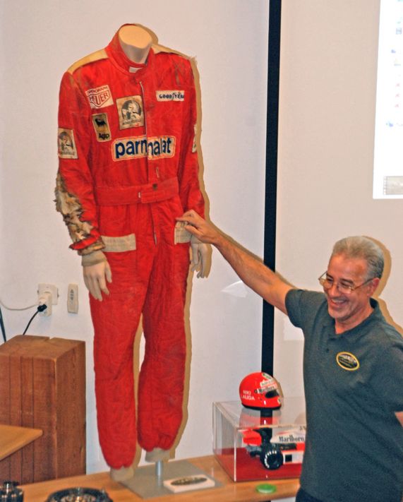 Autorennsport-Freak Franz Leupi ist mächtig stolz auf den Original-Rennanzug von Niki Lauda, den dieser während seines schweren Unfalls auf dem Nürburgring 1976 getragen hat.