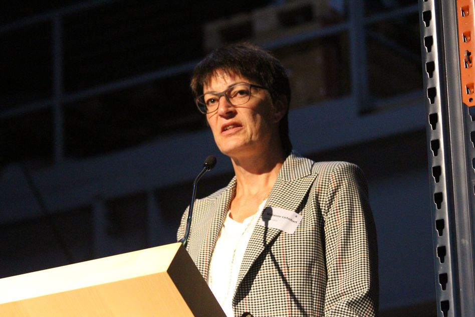 Regierungsrätin Marianne Lienhard dankt als Vorsteherin des Volkswirtschaftsdepartements dem Unternehmen