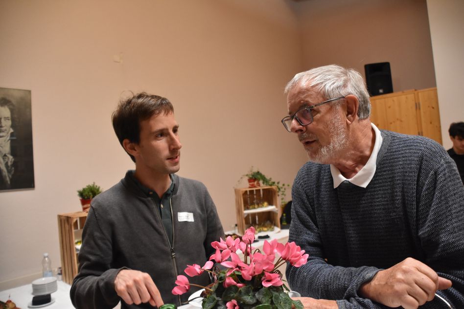 Gemeinderat Stephan Muggli (links) im Gespräch mit einem weiteren ehemaligen Kulturpreisgewinner; Paul Aebli