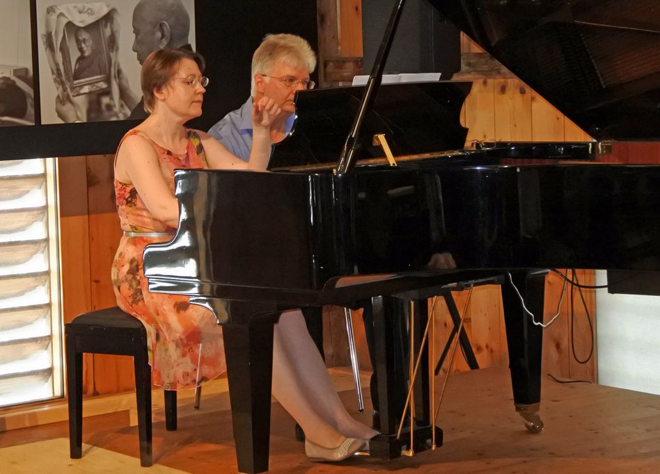 Das Pianisten-Ehepaar Vilma und Daniel Zbinden erfreuten die Museumsbesucher mit ihrem zweihändigen Klavierspiel
